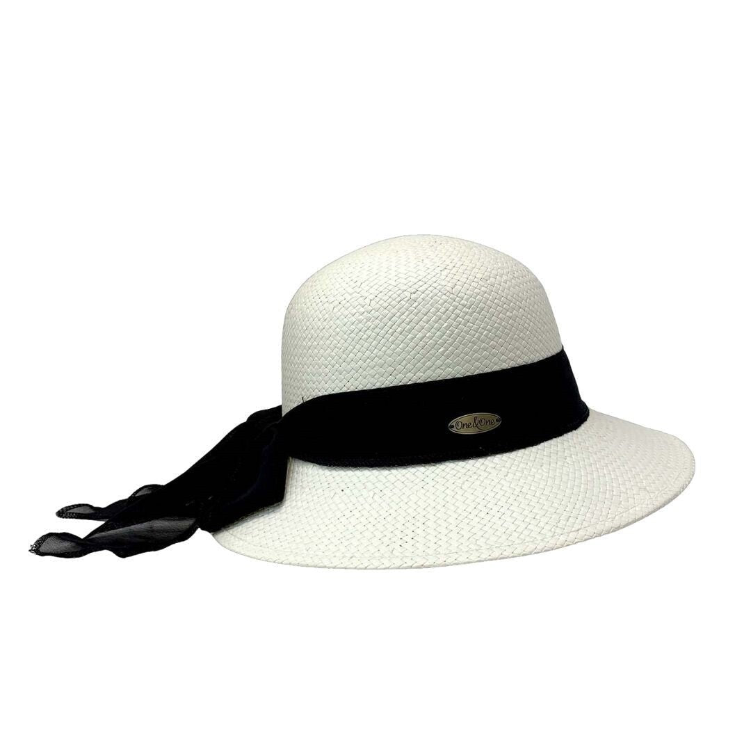 Casquito con banda blanca y negra