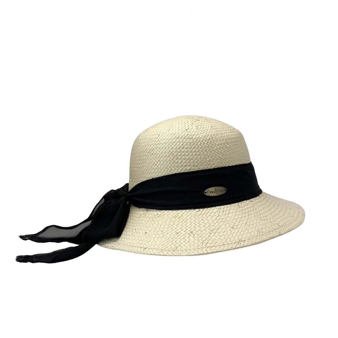 Casquito con correa beige y negra